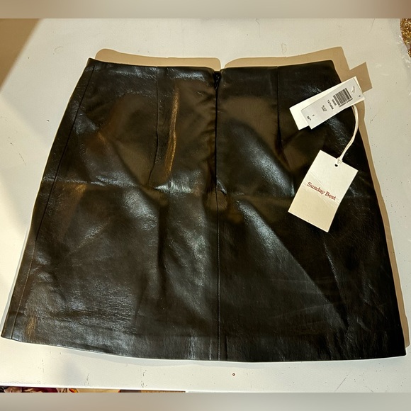 Black mini skirt - Picture 1 of 5